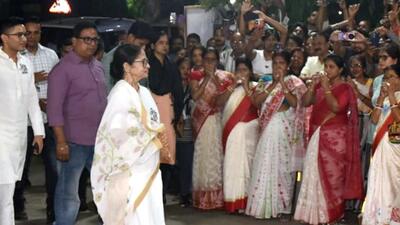 Mamata Banerjee calls for vigilance on EVM strong rooms (PTI) Mamata Banerjee calls for vigilance on EVM strong rooms (PTI)