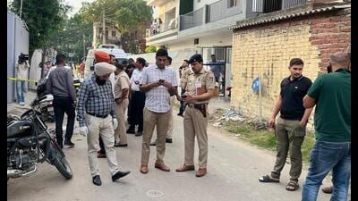 Officials of the Chandigarh Police’s District Crime Cell at the crime scene. The accused was arrested within hours. (HT Photo) Officials of the Chandigarh Police’s District Crime Cell at the crime scene. The accused was arrested within hours. (HT Photo)