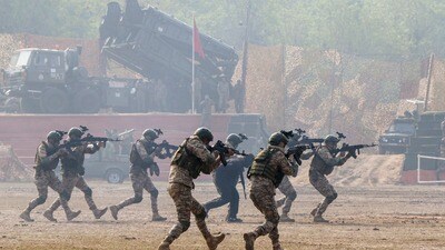 ভারতীয় সেনা, ভারতীয় বায়ুসেনা, ভারতীয় নৌসেনা পাকিস্তানকে হাঁটু মুড়ে বসতে বাধ্য করেছিিল অপারেশন সিঁদুরের সময়। (ছবিটি প্রতীকী, সৌজন্যে পিটিআই) ভারতীয় সেনা, ভারতীয় বায়ুসেনা, ভারতীয় নৌসেনা পাকিস্তানকে হাঁটু মুড়ে বসতে বাধ্য করেছিিল অপারেশন সিঁদুরের সময়। (ছবিটি প্রতীকী, সৌজন্যে পিটিআই)