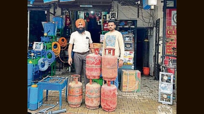 Some of the seized domestic cylinders in Ludhiana on Sunday. (HT Photo) Some of the seized domestic cylinders in Ludhiana on Sunday. (HT Photo)