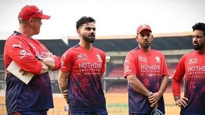 আরসিবির অনুশীলনে বিরাট কোহলি। (ছবি সৌজন্যে, ফেসবুক Royal Challengers Bengaluru) আরসিবির অনুশীলনে বিরাট কোহলি। (ছবি সৌজন্যে, ফেসবুক Royal Challengers Bengaluru)