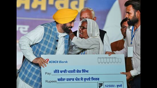 Chief minister Bhagwant Mann on Sunday announced an infrastructure push in Fazilka district with the construction of 300 km of new roads and repair of another 350 km in Jalalabad. (HT Photo)