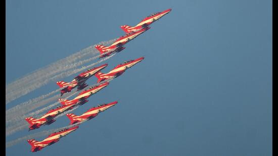 The Surya Kiran Aerobatic team will perform an an air show at Sukhna Lake in Chandigarh on March 27 and 28. (HT Photo)