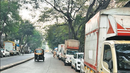 The road from Lokhandwala to Pathanwadi in Malad has little traffic and no speed breakers. Local residents claim bikers with modified silencers race on the stretch at off hours.