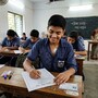 স্বাস্থ্যসাথীতে ১৬ বছরের ছেলের শরীরে বসল পেসমেকার, চারদিন পরই দেয় মাধ্যমিকও। (ছবিটি প্রতীকী, জেমিনাই দিয়ে তৈরি করা)