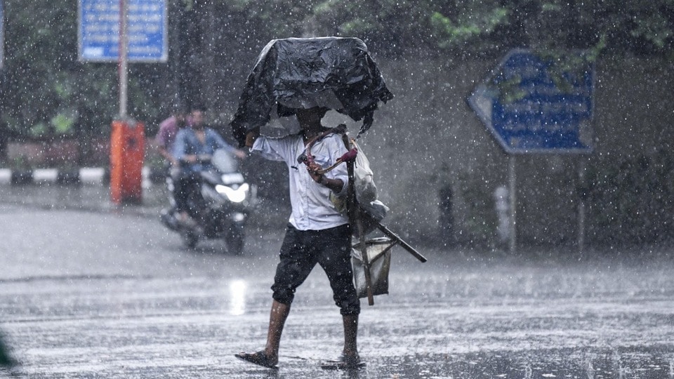 <p>తెలంగాణకు వాతావరాణశాఖ మరోసారి వర్ష సూచన ఇచ్చింది. మార్చి 24వ తేదీ నుంచి మళ్లీ వర్షాలు కురుస్తాయని అంచనా వేసింది. పలు జిల్లాలకు హెచ్చరికలను జారీ చేసింది.</p>