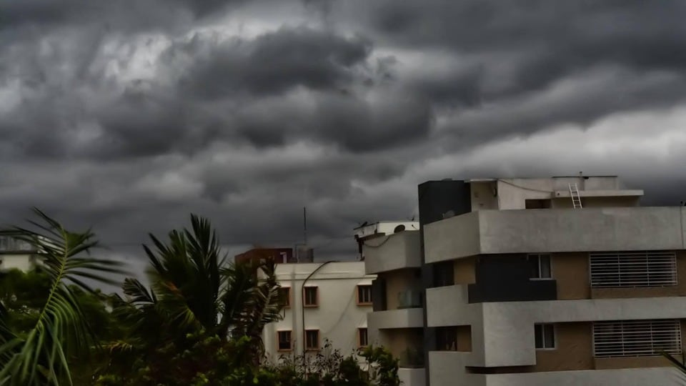 <p>ఇదే సమయంలో రాష్ట్రంలోని ఆదిలాబాద్, కొమురంభీం ఆసిఫాబాద్, మంచిర్యాల, నిర్మల్, నిజామాబాద్, జగిత్యాల, పెద్దపల్లి, వరంగల్, హనుమకొండ, సిద్దిపేట, వికారాబాద్, సంగారెడ్డి, మెదక్, కామారెడ్డి జిల్లాలలో ఉరుములు, మెరుపులు మరియు ఈదురు గాలులు (గాలి వేగం గంటకు 30-40 కి.మీ)తో కూడిన వర్షాలు అక్కడక్కడ కురిసే అవకాశం ఉంది.ఈ జిల్లాలకు ఎల్లో హెచ్చరికలు జారీ అయ్యాయి.</p>