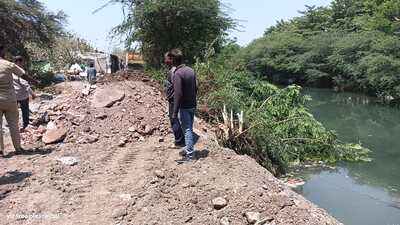 A breach in the Khadakwasla canal’s retaining wall around 2:30 am on Monday flooded the Magarpatta area. (HT) A breach in the Khadakwasla canal’s retaining wall around 2:30 am on Monday flooded the Magarpatta area. (HT)