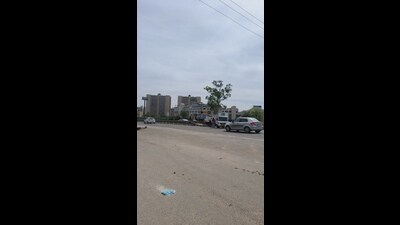 A stretch at Amayra City Centre near Kharar that has no visible zebra crossing, pedestrian island or foot overbridge. (HT PHOTO) A stretch at Amayra City Centre near Kharar that has no visible zebra crossing, pedestrian island or foot overbridge. (HT PHOTO)