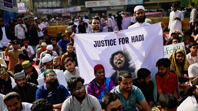 ওসমান হাদির খুনের ঘটনার প্রতিবাদে বাংলাদেশে অবস্থান। (ফাইল ছবি, এপি) ওসমান হাদির খুনের ঘটনার প্রতিবাদে বাংলাদেশে অবস্থান। (ফাইল ছবি, এপি)