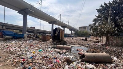 Illegally dumped waste on a stretch near Ballabhgarh Bus Stand as seen during HT’s visit on March 13. A nearby area was also flagged by the “Faridabad intern” (biased indian) on X. (Parveen Kumar/HT) Illegally dumped waste on a stretch near Ballabhgarh Bus Stand as seen during HT’s visit on March 13. A nearby area was also flagged by the “Faridabad intern” (biased indian) on X. (Parveen Kumar/HT)