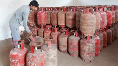 এবার মিলবে অর্ধেক ভর্তি গ্যাস সিলিন্ডার? (Hindustan Times) এবার মিলবে অর্ধেক ভর্তি গ্যাস সিলিন্ডার? (Hindustan Times)