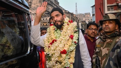 ISF-র প্রার্থী তালিকায় আরও জটিল জোট জট? (PTI Photo)(PTI02_27_2024_000277B) ISF-র প্রার্থী তালিকায় আরও জটিল জোট জট? (PTI Photo)(PTI02_27_2024_000277B)