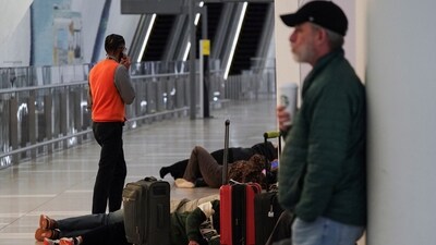 Stranded travellers sleep on the ground as their flights were cancelled after an Air Canada Express jet collided with a ground vehicle at New York's LaGuardia Airport in Queens, New York, U.S., March 23, 2026.  REUTERS/Bing Guan (REUTERS)