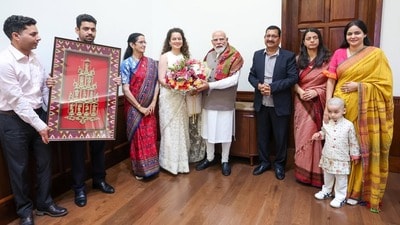 నరేంద్ర మోదీని ఫ్యామిలీతో కలిసిన కంగనా రనౌత్- బహుమతిగా విష్ణు దశావతారం పెయింటింగ్- ప్రత్యేక ఆకర్షణగా ఆ చీర! నరేంద్ర మోదీని ఫ్యామిలీతో కలిసిన కంగనా రనౌత్- బహుమతిగా విష్ణు దశావతారం పెయింటింగ్- ప్రత్యేక ఆకర్షణగా ఆ చీర!
