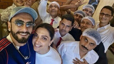 హోటల్ స్టాఫ్ తో రణ్వీర్, దీపికా పదుకొనే హోటల్ స్టాఫ్ తో రణ్వీర్, దీపికా పదుకొనే