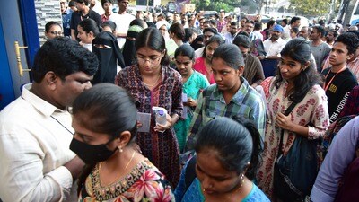 <p>ఇక స్పాట్ వాల్యూయేషన్ లో ఎలాంటి తప్పులకు అవకాశం లేకుండా ఏపీ ఇంటర్ బోర్డు పకడ్బందీ చర్యలు చేపట్టింది. పేపర్ వాల్యూయేషన్ తర్వాత సబ్జెక్ట్ ఎక్స్ పర్ట్ పరిశీలిస్తారు. ఆపై చీఫ్ ఎగ్జామినర్, అసిస్టెంట్ ఎగ్జామినర్, స్క్రూటినైజర్ దశలుంటాయి. ఒక్కో లెక్చరర్‌కు ఉదయం 15, మధ్యాహ్నం 15 జవాబు పత్రాలను మూల్యాంకనానికి ఇస్తారు.</p> 