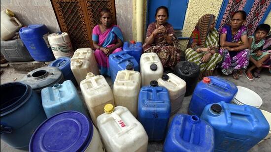 Ashok Bhasin, president of a federation of North Delhi residents’ welfare associations, said, “Tankers are not available and helplines are not responsive. Not everyone can afford sourcing water cans.” (HT Archive)