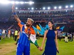 గర్ల్​ఫ్రెండ్​తో హార్దిక్​ పాండ్యా..(PTI)