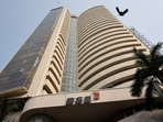 Market experts noted that despite the recovery, uncertainty continues to weigh on investor sentiment.