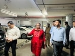 Mayor Sushma Kharkwal during a surprise inspection in Lucknow on Tuesday (HT Photo)