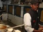 STORY ON RAILWAY ,MUMBAI TO DELHI -- pantry car in Rajdhani Express Trivandram to H. Nizamudin To go with Srinand Jha 's Story . PHOTO-ARVIND YADAV /HT 23JAN09