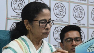 মুখ্যমন্ত্রী মমতা বন্দ্যোপাধ্যায়। (ফাইল ছবি, সৌজন্যে সমীর জানা/হিন্দুস্তান টাইমস) মুখ্যমন্ত্রী মমতা বন্দ্যোপাধ্যায়। (ফাইল ছবি, সৌজন্যে সমীর জানা/হিন্দুস্তান টাইমস)