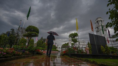 শুক্রবার থেকে ঝড়-বৃষ্টি বাড়বে দক্ষিণবঙ্গে। (ছবিটি প্রতীকী, সৌজন্যে রাজ কে রাজ/হিন্দুস্তান টাইমস) শুক্রবার থেকে ঝড়-বৃষ্টি বাড়বে দক্ষিণবঙ্গে। (ছবিটি প্রতীকী, সৌজন্যে রাজ কে রাজ/হিন্দুস্তান টাইমস)