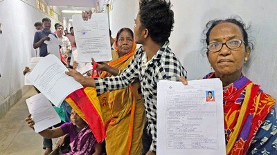 ২৮ ফেব্রুয়ারি বৈধ ভোটার ছিলেন। এখন অনেককেই ‘বিচারাধীন’ দেখাচ্ছে নির্বাচন কমিশনের সাইটে, উঠল অভিযোগ। (ছবিটি প্রতীকী, সৌজন্যে পিটিআই) ২৮ ফেব্রুয়ারি বৈধ ভোটার ছিলেন। এখন অনেককেই ‘বিচারাধীন’ দেখাচ্ছে নির্বাচন কমিশনের সাইটে, উঠল অভিযোগ। (ছবিটি প্রতীকী, সৌজন্যে পিটিআই)