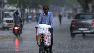 উত্তরবঙ্গে দুর্যোগ চলবেই পরপর কয়েকদিন। (ছবিটি প্রতীকী, সৌজন্যে পিটিআই)
