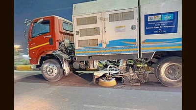 The internal roads sweeping contract covering roughly 2,500 km has been re-floated at ₹1,800 per km. (HT Photo) The internal roads sweeping contract covering roughly 2,500 km has been re-floated at ₹1,800 per km. (HT Photo)