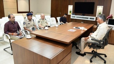 పోలీసు అధికారులతో ముఖ్యమంత్రి చంద్రబాబు పోలీసు అధికారులతో ముఖ్యమంత్రి చంద్రబాబు