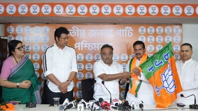 বিজেপিতে যোগদান করে তৃণমূলকে কড়া ভাষায় আক্রমণ শানান সন্তোষ পাঠক। বিজেপিতে যোগদান করে তৃণমূলকে কড়া ভাষায় আক্রমণ শানান সন্তোষ পাঠক।