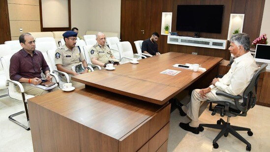 పోలీసు అధికారులతో ముఖ్యమంత్రి చంద్రబాబు