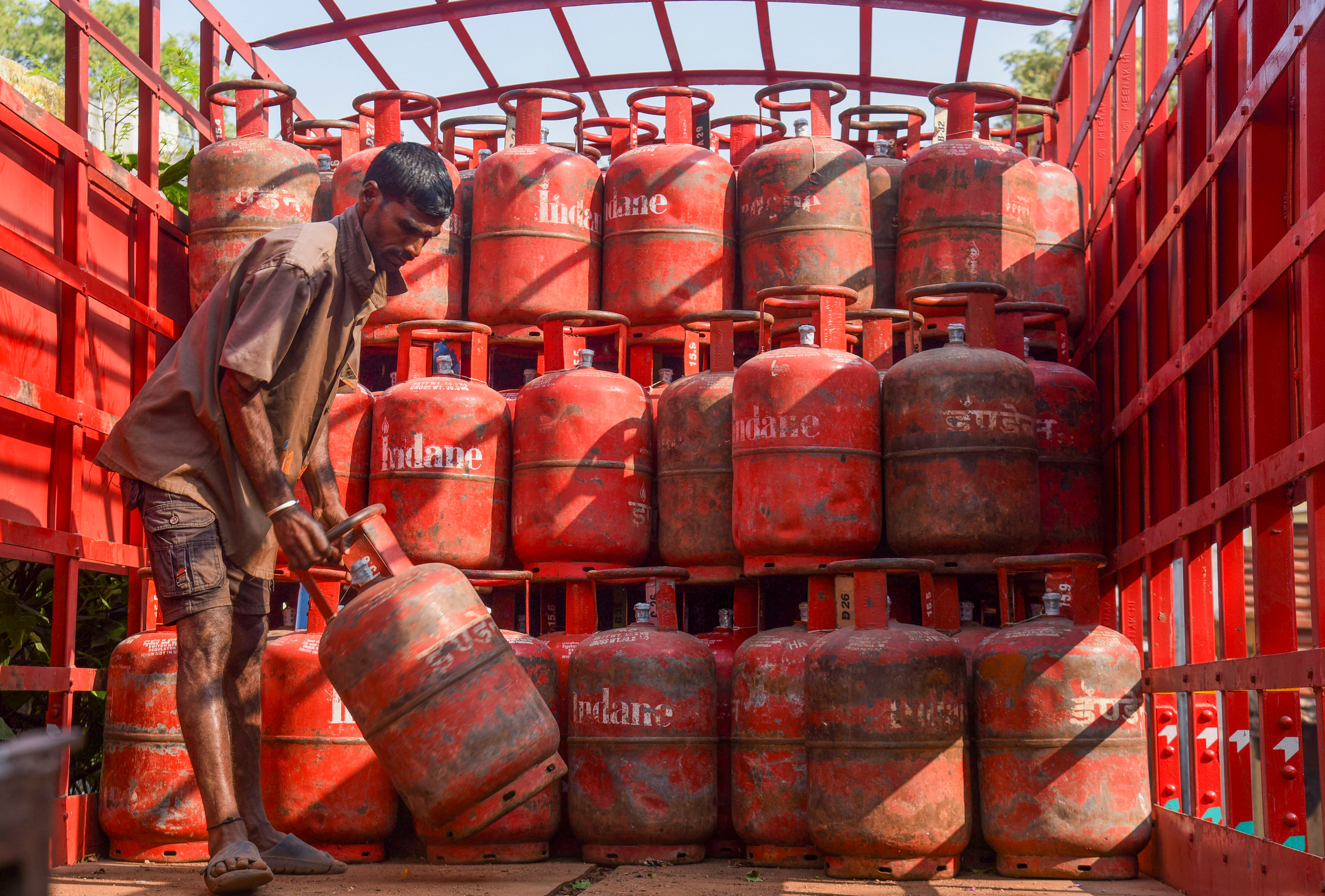 <p>LPG గ్యాస్ సిలిండర్ వినియోగదారులకు కేంద్రం కీలక అలర్ట్ ఇచ్చింది. బుకింగ్స్ లో కొత్త రూల్స్ వచ్చాయంటూ వచ్చిన వార్తలపై క్లారిటీ ఇచ్చింది. అలాంటిదేమీ లేదని స్పష్టం చేసింది.</p> <p>LPG గ్యాస్ సిలిండర్ వినియోగదారులకు కేంద్రం కీలక అలర్ట్ ఇచ్చింది. బుకింగ్స్ లో కొత్త రూల్స్ వచ్చాయంటూ వచ్చిన వార్తలపై క్లారిటీ ఇచ్చింది. అలాంటిదేమీ లేదని స్పష్టం చేసింది.</p>