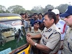 టెక్నాలజీని పరీక్షిస్తున్న పోలీసు అధికారులు