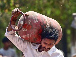 সুযোগ থাকা সত্ত্বেও পিএনজি বা নলবাহিত রান্নার গ্যাস নিলে তিন মাসের মধ্যেই এলপিজি গ্যাস সিলিন্ডার বন্ধ হয়ে যাবে। (ছবিটি প্রতীকী, সৌজন্যে পিটিআই)