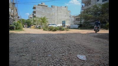 A cratered stretch in an internal road in Sector 57, near Sushant Lok Phase 2. (Parveen Kumar/HT) A cratered stretch in an internal road in Sector 57, near Sushant Lok Phase 2. (Parveen Kumar/HT)