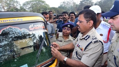 టెక్నాలజీని పరీక్షిస్తున్న పోలీసు అధికారులు టెక్నాలజీని పరీక్షిస్తున్న పోలీసు అధికారులు