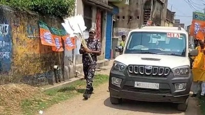 জওয়ানের হাতে BJP-র কাটআউট! (সৌজন্যে ফেসবুক ) জওয়ানের হাতে BJP-র কাটআউট! (সৌজন্যে ফেসবুক )