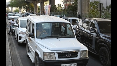 Bumper-to-bumper traffic on university road in Lucknow on Wednesday. (HT Photo) Bumper-to-bumper traffic on university road in Lucknow on Wednesday. (HT Photo)