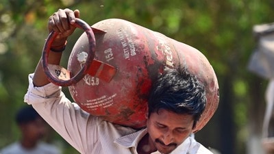 সুযোগ থাকা সত্ত্বেও পিএনজি বা নলবাহিত রান্নার গ্যাস নিলে তিন মাসের মধ্যেই এলপিজি গ্যাস সিলিন্ডার বন্ধ হয়ে যাবে। (ছবিটি প্রতীকী, সৌজন্যে পিটিআই) সুযোগ থাকা সত্ত্বেও পিএনজি বা নলবাহিত রান্নার গ্যাস নিলে তিন মাসের মধ্যেই এলপিজি গ্যাস সিলিন্ডার বন্ধ হয়ে যাবে। (ছবিটি প্রতীকী, সৌজন্যে পিটিআই)