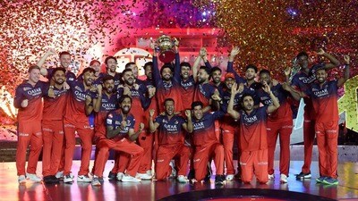 రికార్డు ధరకు ఆర్సీబీ విక్రయం.. రికార్డు ధరకు ఆర్సీబీ విక్రయం..