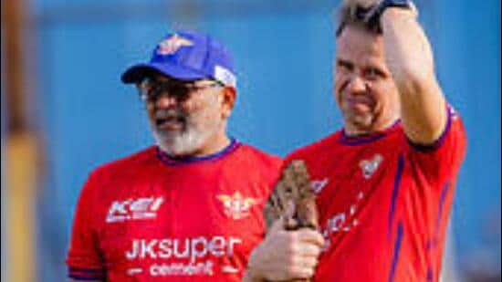 LSG’s bowling coach Bharat Arun (left) during a team training session in Lucknow. (HT Photo)