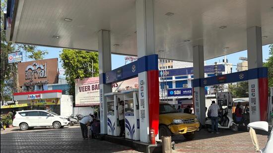 No unusual rush at a petrol pump near Vidhan Bhavan on Wednesday as there were no reports of panic buying anywhere in Lucknow. (HT)