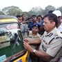 టెక్నాలజీని పరీక్షిస్తున్న పోలీసు అధికారులు