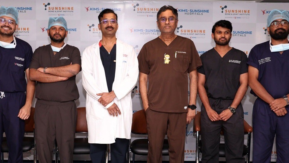 కిమ్స్-సన్‌షైన్ హాస్పిటల్స్ మేనేజింగ్ డైరెక్టర్, ప్రముఖ రోబోటిక్ జాయింట్ రీప్లేస్‌మెంట్ సర్జన్ డాక్టర్ ఎ.వి. గురవారెడ్డి, కిమ్స్-సన్‌షైన్ హాస్పిటల్స్ షోల్డర్ అండ్ స్పోర్ట్స్ సర్జరీ డైరెక్టర్ డాక్టర్ చంద్రశేఖర్, సహచర వైద్య నిపుణులు