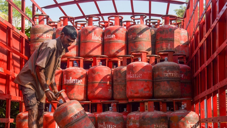 <p>LPG గ్యాస్ సిలిండర్ వినియోగదారులకు కేంద్రం కీలక అలర్ట్ ఇచ్చింది. బుకింగ్స్ లో కొత్త రూల్స్ వచ్చాయంటూ వచ్చిన వార్తలపై క్లారిటీ ఇచ్చింది. అలాంటిదేమీ లేదని స్పష్టం చేసింది.</p>