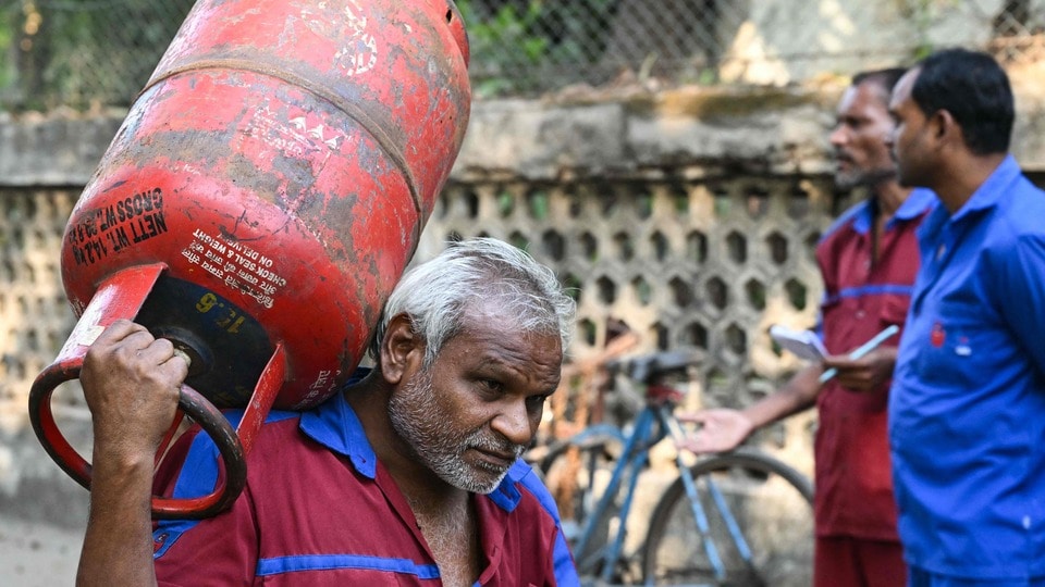 <p>భారత ప్రభుత్వ పెట్రోలియం మరియు సహజ వాయువు మంత్రిత్వ శాఖ గానీ, ఆయిల్ మార్కెటింగ్ కంపెనీలు (IOCL, BPCL, HPCL) గానీ రీఫిల్ బుకింగ్‌పై ఇలాంటి కొత్త పరిమితులను విధించలేదని కేంద్ర పెట్రోలియం శాఖ వివరణ ఇచ్చింది.</p>(AFP)