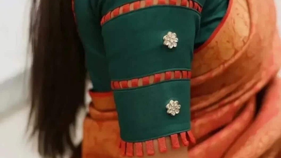 <p>ఫ్యాన్సీ స్లీవ్ డిజైన్ - మీరు మీ సాధారణ చీరకు డిజైనర్ లుక్ ఇవ్వాలనుకుంటే, మీరు ఈ ప్రత్యేకమైన స్లీవ్ డిజైన్లను ప్రయత్నించవచ్చు. మీరు చీర నుండి మ్యాచింగ్ లేదా కాంట్రాస్ట్ కలర్ ఫాబ్రిక్ తీసుకొని ఈ విధంగా డిజైన్ చేయవచ్చు. దీనితో పాటు, మీరు అందమైన స్టోన్ వర్క్ కూడా చేయవచ్చు.</p>(Instagram)